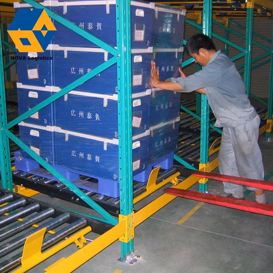 Rayonnage en acier de palette de gravité de stockage en métal de densité réglable industrielle adapté aux besoins du client